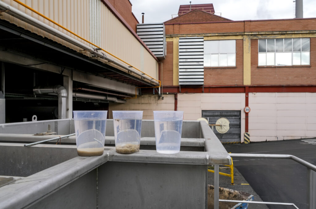 Javier Arenal, responsable de medio ambiente de la fábrica de vidrio Verescence en La Granja.