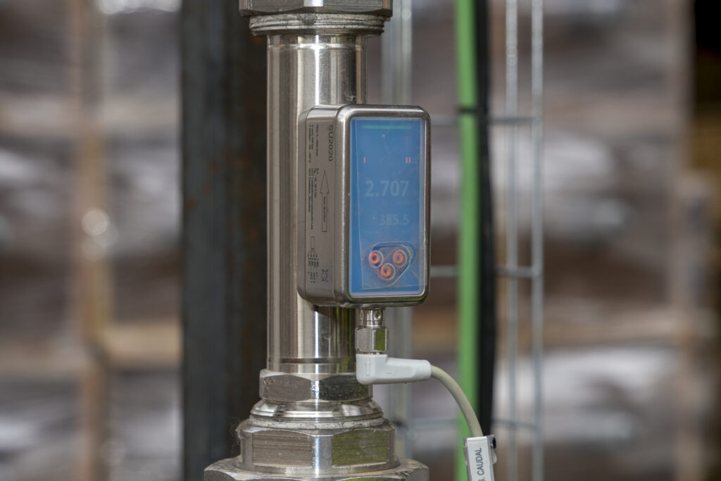 Uno de los muchos contadores de agua que hay por la fábrica.